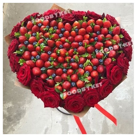 Букет клубника с розами